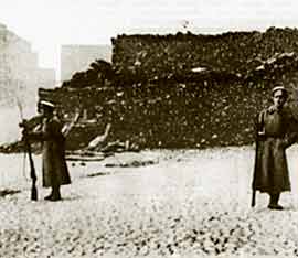 Юнкера на охране баррикад у Зимнего дворца. Октябрь 1917 года
