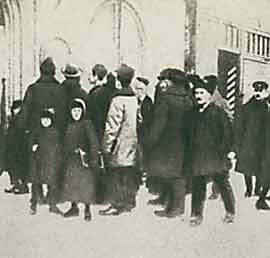 Жители Петрограда читают первые декреты Советской власти. 1917 год. Фото