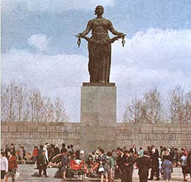 Монумент "Родина-мать" на Пискаревском мемориальном кладбище. Фото