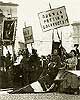 Толпа на Дворцовой площади в ожидании манифеста о  вступлении России в первую мировую войну. Фото, 1914